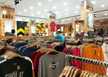 Satu Hari Jelang Lebaran 2022, NC Plaza Solok Dipadati Pengunjung yang Ingin Membeli Baju