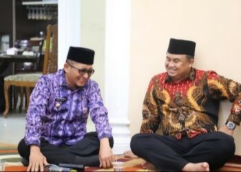 Wako Padang Hendri Septa Antar Langsung Undangan Rakernas APEKSI XV kepada Bupati Dharmasraya Sutan Riska, Ketua Umum APKASI