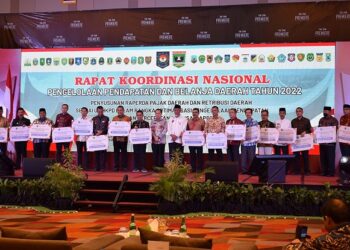 Gubernur Mahyeldi Serahkan DBH PKB Triwulan II Tahun 2022 kepada Bupati/Wali Kota se-Sumbar di Padang