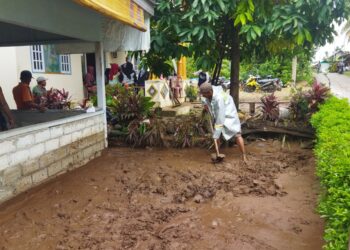 Tak Sempat Selamatkan Barang-barang, Seluruh Isi Warung Hanyut Terbawa Banjir di Koto Sani