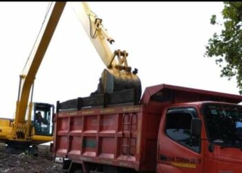 DLH Padang lakukan pembersihan sampah di Pantai Muaro Lasak