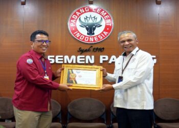 Dukung Gerakan Nasional Bulan Cinta Laut Lewat Aplikasi Nabuang Sarok, Semen Padang Terima Penghargaan dari KKP