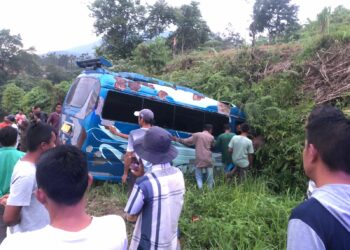 Bus Danau Raya Jurusan Solok-Padang Hilang Kendali dan Tabrak Tebing di Koto Gaek