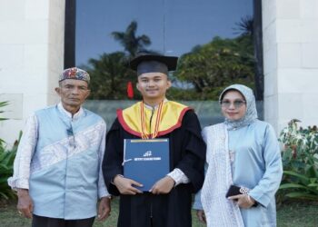Nurdin Hamzah Anak Petani Banggakan Orang Tua, Lulus Cum Laude Raih Penghargaan IPK Terbaik ITP