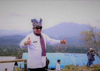 Bupati Eka Putra Terpesona Keindahan Objek Wisata Batu Badindiang Tabek Patah, Tanah Datar