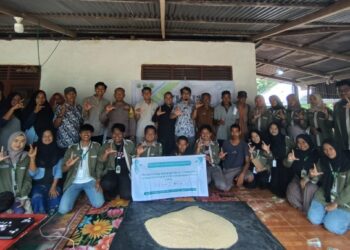 Mahasiswa KKN Unand Penyuluhan Pembuatan Pakan Ayam KUB Berbasis Bahan Pakan Lokal di Kampung Talang, Kambang Barat