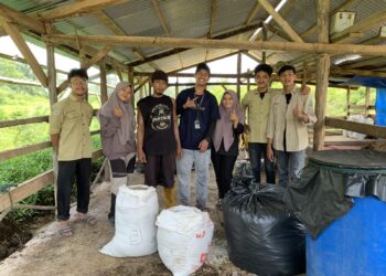 KKN Unand Ajak Petani Sungai Dareh Olah Limbah Jerami Padi Jadi Pupuk Kompos