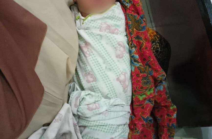 Dengar Suara Tangisan, Bayi Masih Hidup Ditemukan Warga Dini Hari pada Sebuah Masjid di Sijunjung