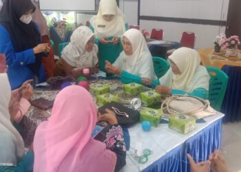 ISI Padang Panjang Beri Pelatihan Rajut di Nagari Tanang Kecamatan Banuhampu