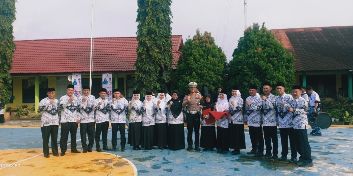 Jadi Pembina Upacara di SMKN 1 Gunung Talang pada Peringatan Hari Guru, ini Pesan Kasat Lantas Polres Solok