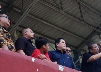 Tinjau Stadion Agus Salim, Erick Thohir Bilang Sulit Masuk Standar Liga 1 Indonesia