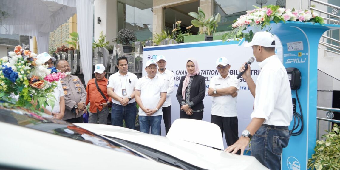 Kendaraan Listrik Makin Diminati, PLN Resmikan SPKLU Grand Bunda Hotel Bukittinggi