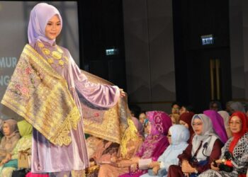 Ketua Dekranasda Padang Puji Karya Busana Islami Khas Sumbar di Pagelaran Ramadhan Runway 2024
