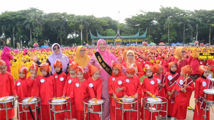 Ribuan Murid TK Se Kota Padang Unjuk Tari Piring Massal di lapangan Imam Bonjol