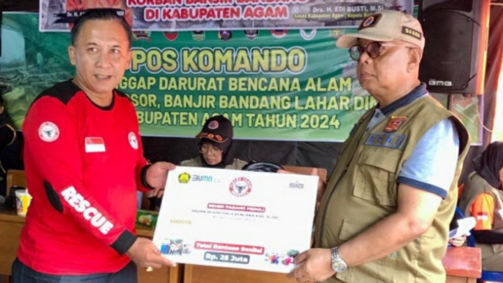 Semen Padang Serahkan Bantuan Logistik Untuk Korban Banjir Bandang di Agam