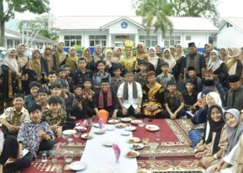 Siswa SMPN 28 Korong Gadang Suguhkan “Babako Babaki” di Hadapan Wali Kota Hendri Septa Dt Alam Batuah