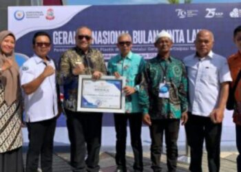 Andree Algamar Terima Penghargaan Wali Kota Penggerak Pengelolaan Sampah Laut dari Menteri KKP