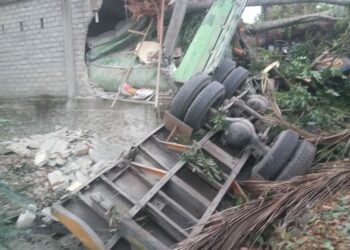Truk Tronton Kecelakaan hingga Tabrak Rumah di Jalan Solok- Padang, Pengemudi Meregang Nyawa