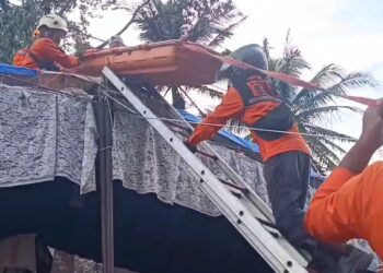 Tim SAR Evakuasi Warga Meninggal Tersengat Listrik Saat Pasang Tenda di Lima Puluh Kota